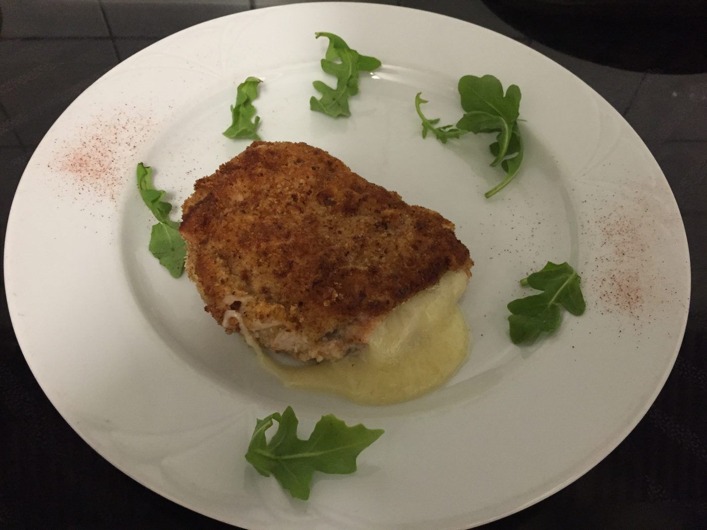 Frisch gebackenes Cordon Bleu, aus dem der geschmolzene Käse austritt