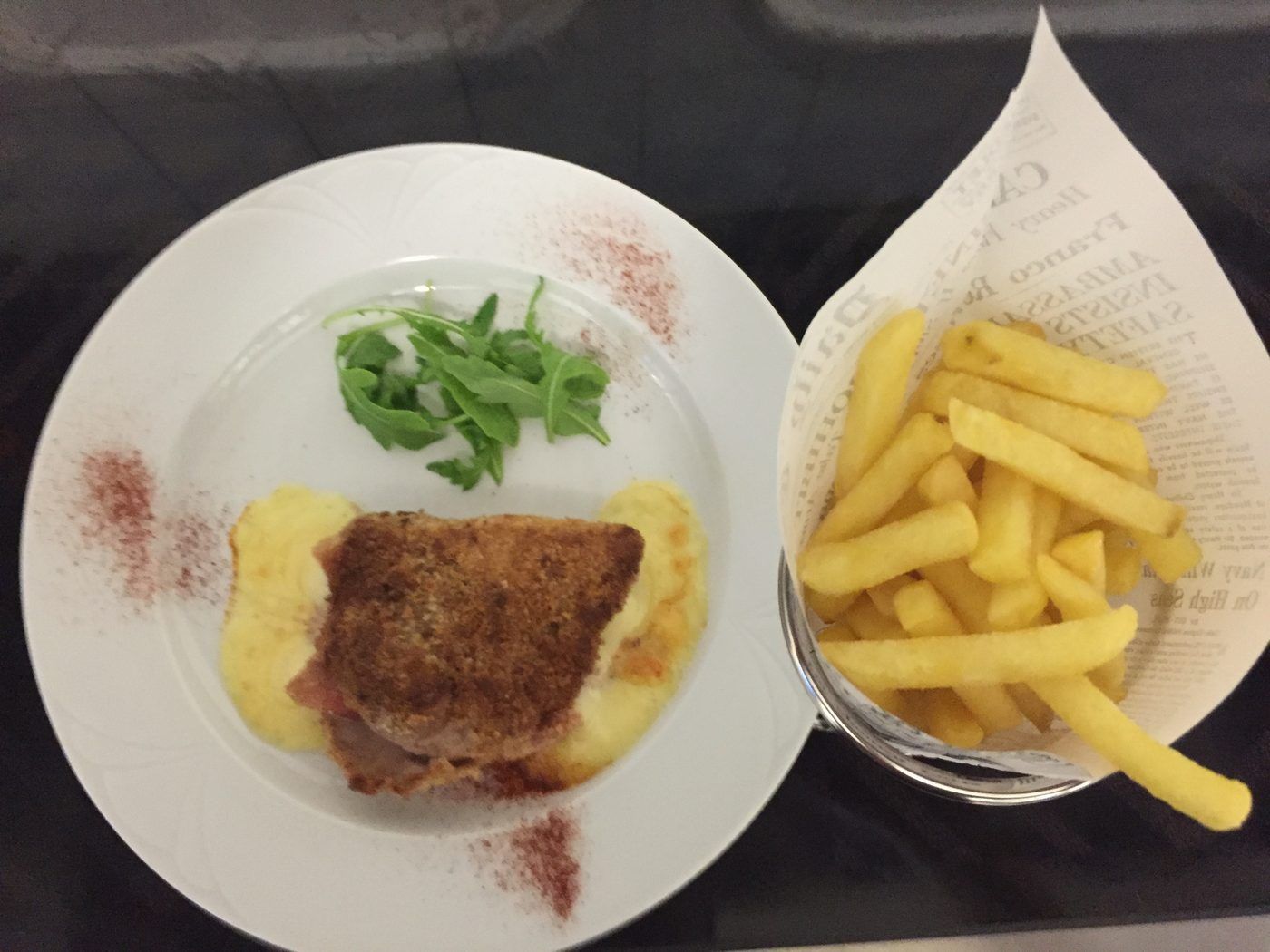Cordon Bleu mit Pommes Frites, von oben fotografiert